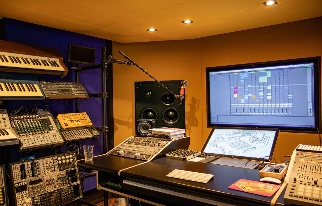 Henjo neemt nieuwe studio in gebruik